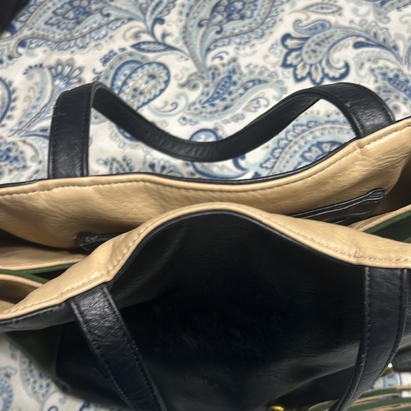 Gorgeous green and black man made leather bucket bag with 3 tassels - Picture 4 of 8